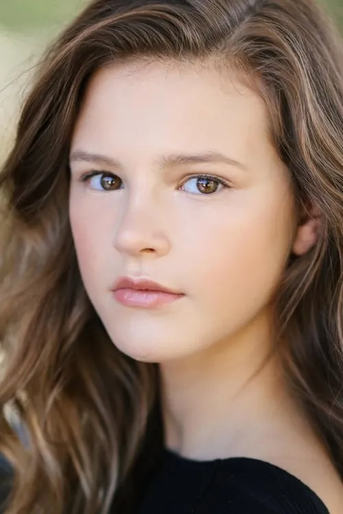 Peyton Kennedy interpretando a Luana Cole