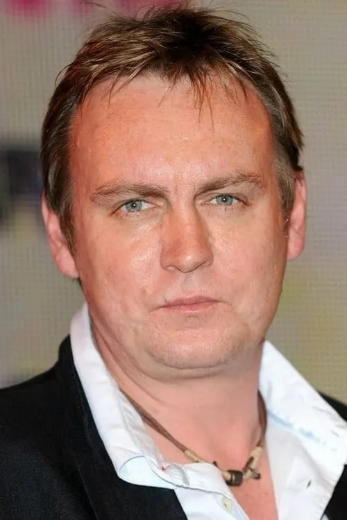 Philip Glenister interpretando a 