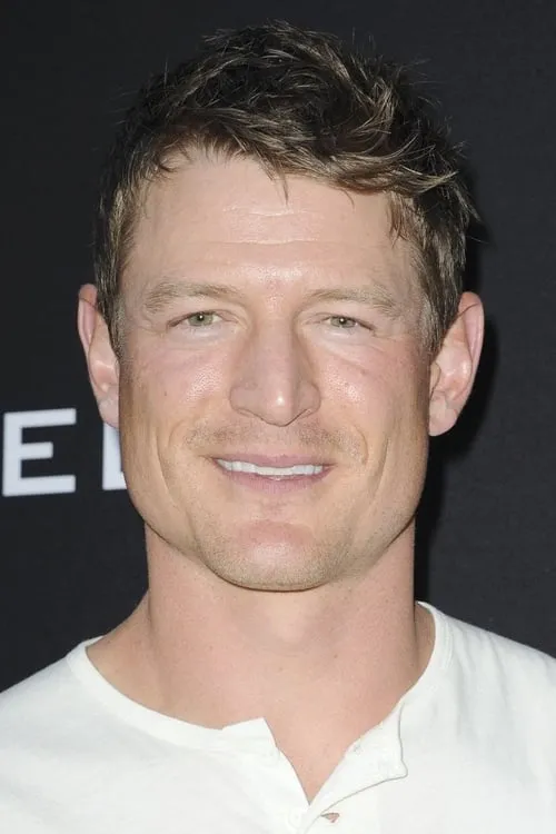 Philip Winchester interpretando a Cafe Waiter