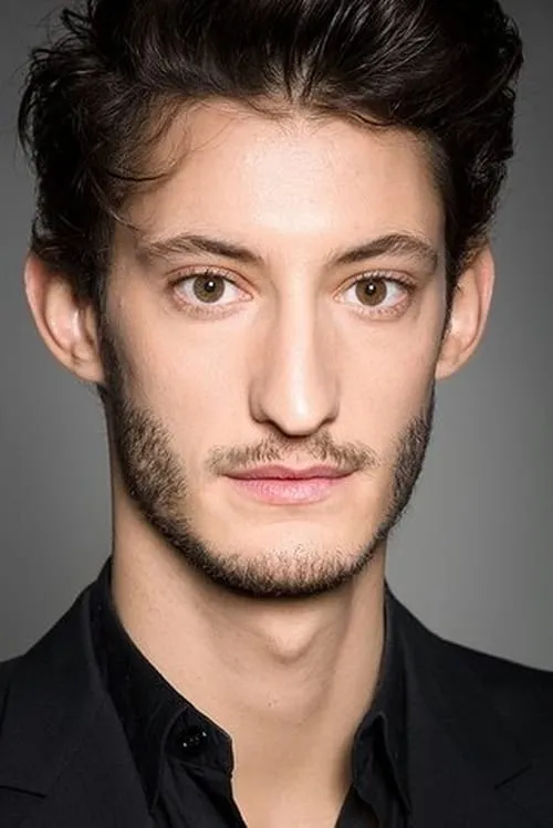 Pierre Niney interpretando a Henri Keltekian