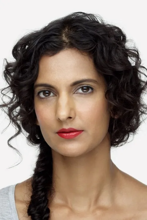 Poorna Jagannathan interpretando a Priya