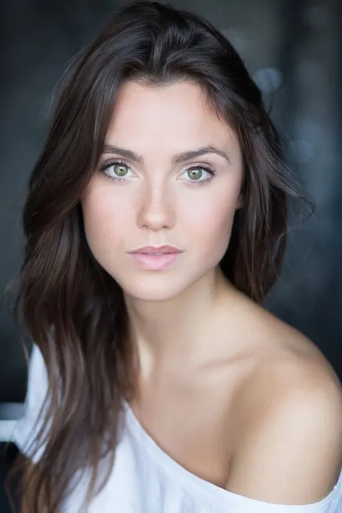 Poppy Drayton interpretando a Elise