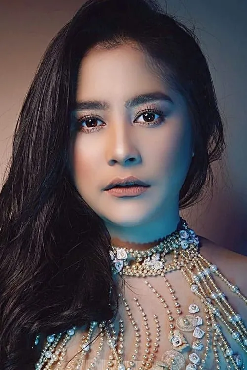 Actor Prilly Latuconsina