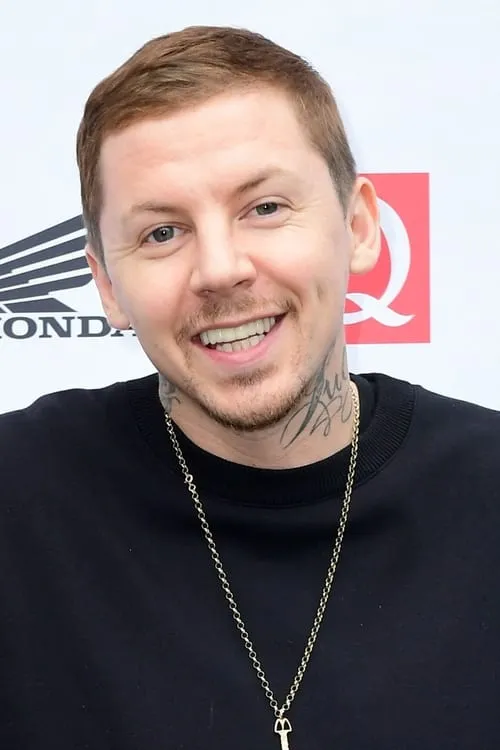 Professor Green interpretando a Police Officer Bryan