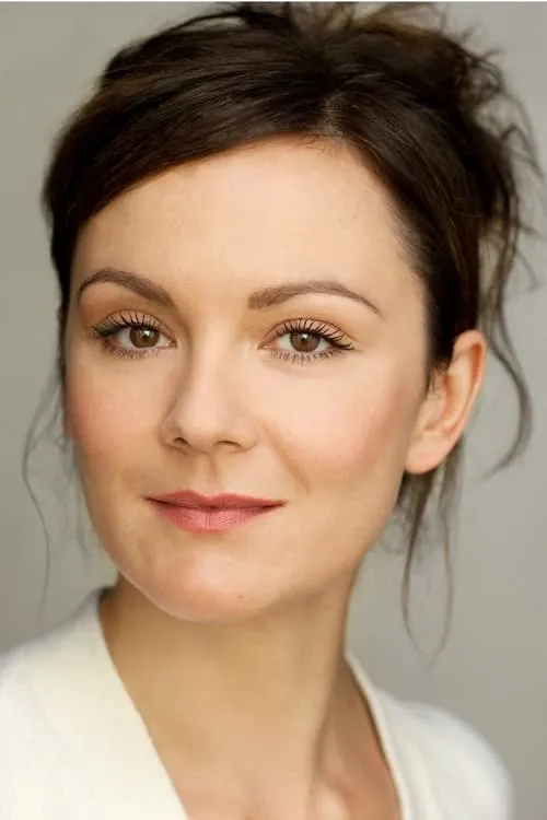 Rachael Stirling interpretando a Self - Narrator (voice)