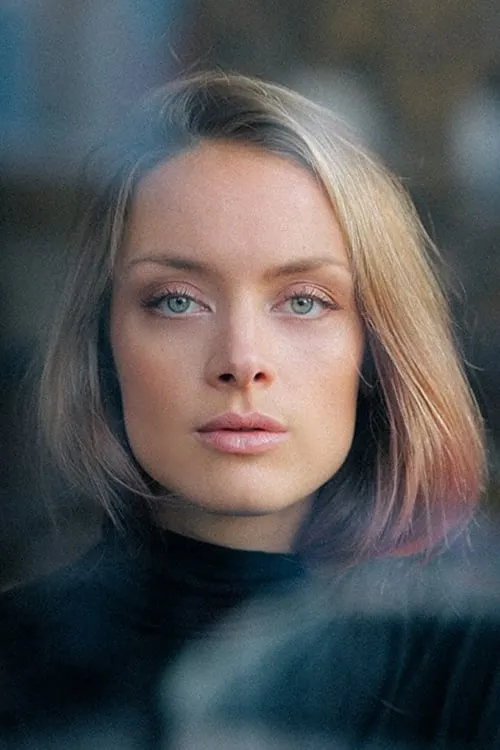 Rachel Skarsten interpretando a Madeline Krug