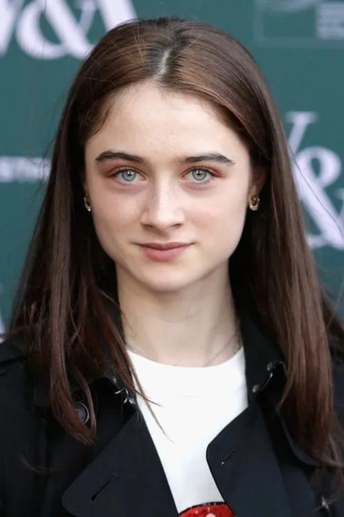 Raffey Cassidy interpretando a Girl