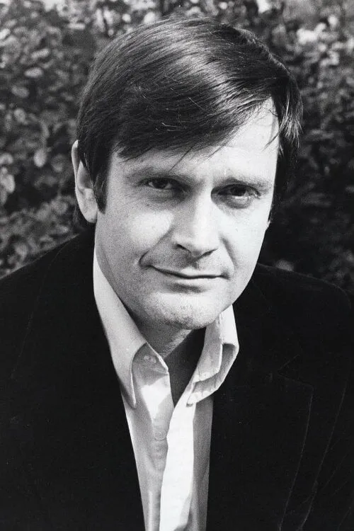 Ralph Bates interpretando a Giles Barton