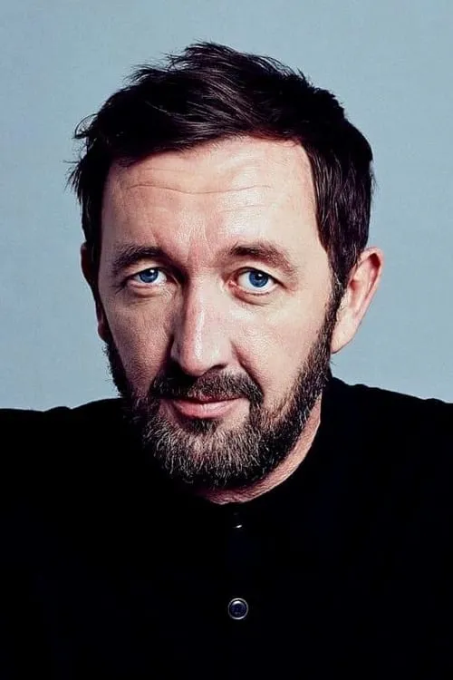 Ralph Ineson interpretando a Detective Inspector Dicks