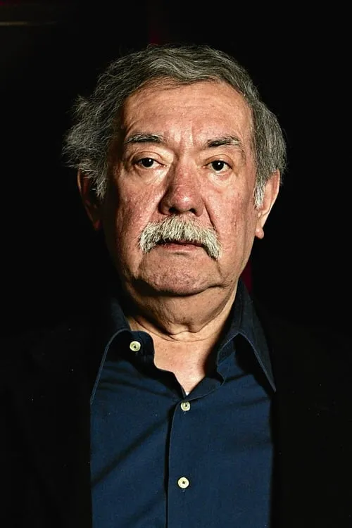 Raúl Ruiz interpretando a (archive footage)