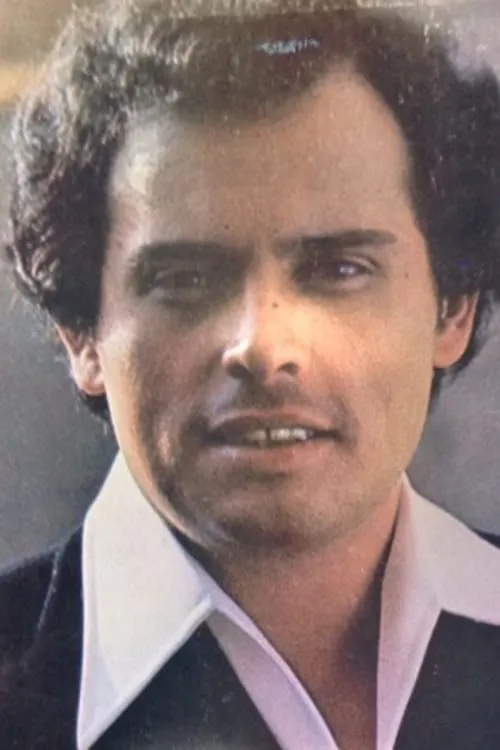 Raúl Vale interpretando a 