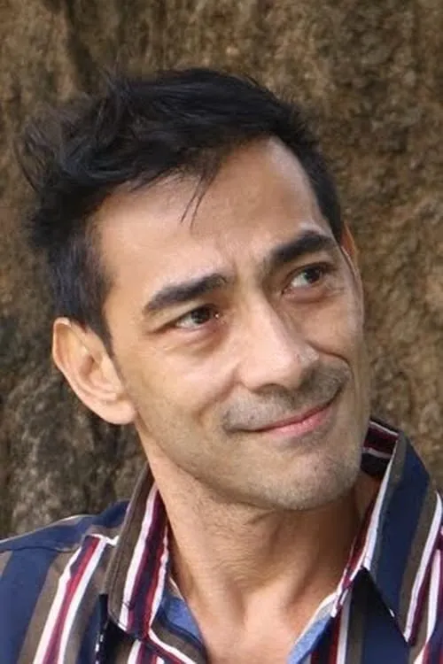 Raymond Bagatsing interpretando a Carling