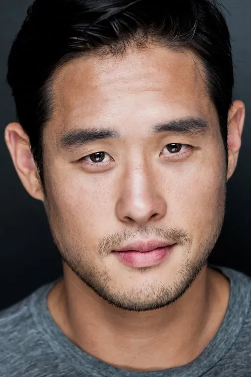 Foto de perfil del actor Raymond Lee en el reparto