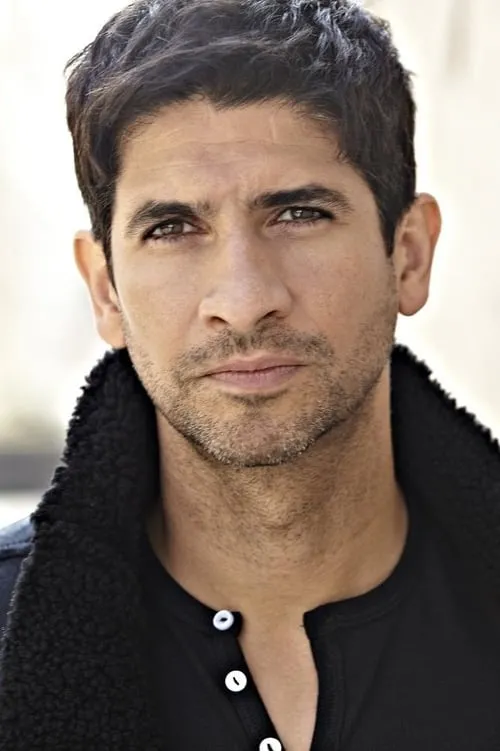 Raza Jaffrey interpretando a Jake Al-Shadi