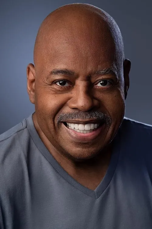 Reginald VelJohnson interpretando a Gus