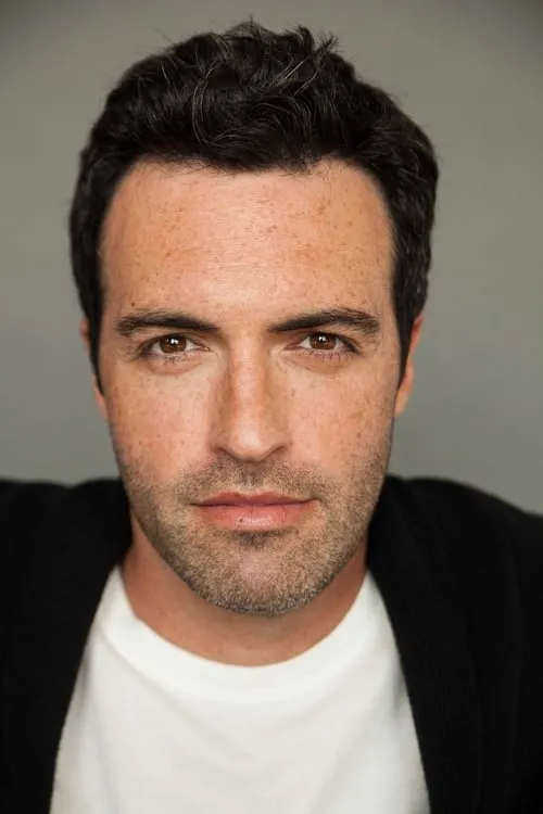 Reid Scott interpretando a Jake