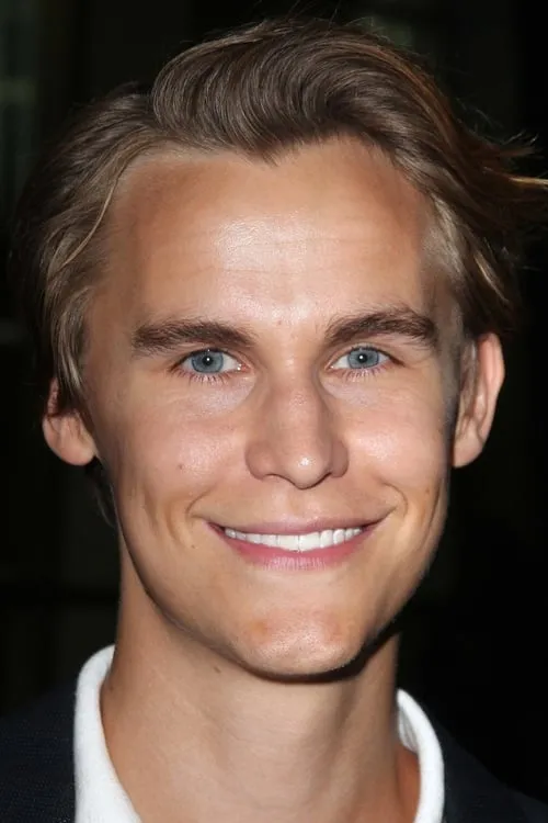 Rhys Wakefield interpretando a David