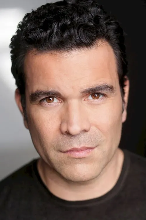 Ricardo Chavira interpretando a Narrator (voice)