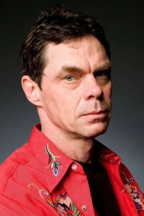 Rich Hall interpretando a Himself