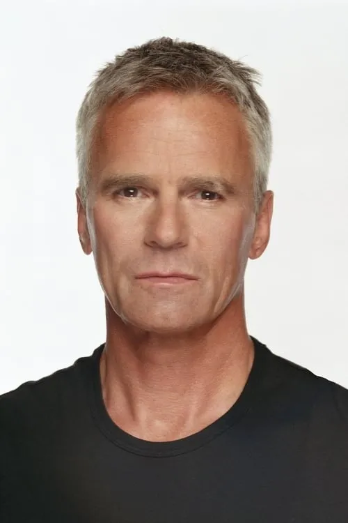 Richard Dean Anderson interpretando a Tony Kaiser