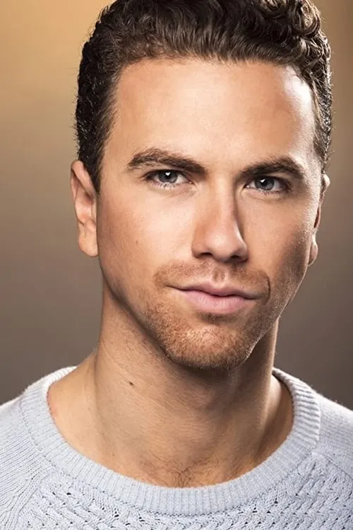 Richard Fleeshman interpretando a Martin Richards