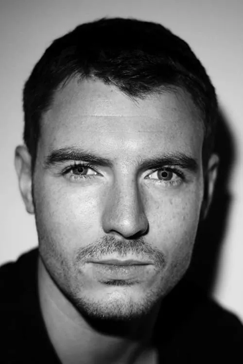 Richard Flood interpretando a Officer White