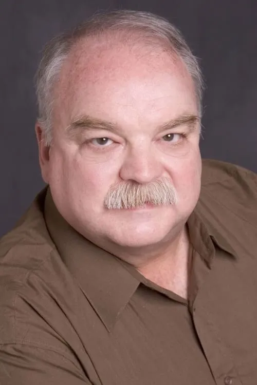 Richard Riehle interpretando a 