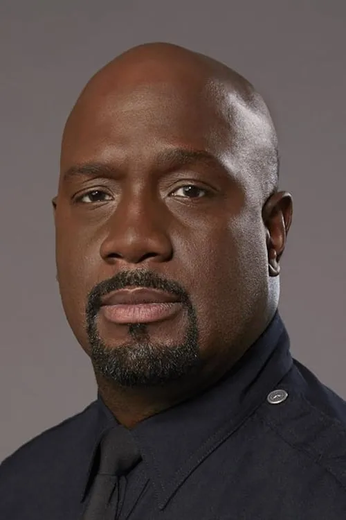 Richard T. Jones interpretando a Donnie Muir