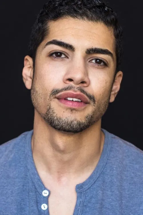 Rick Gonzalez interpretando a Paul Ortega