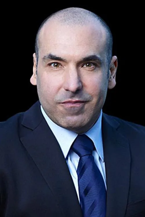 Rick Hoffman interpretando a Armando