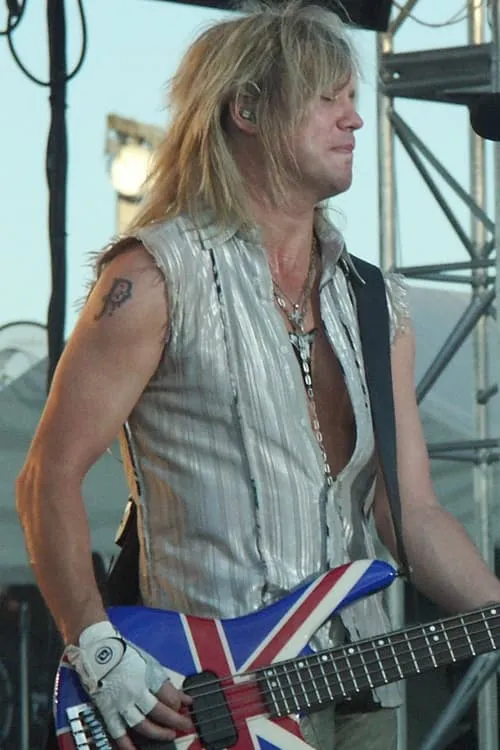 Rick Savage interpretando a 