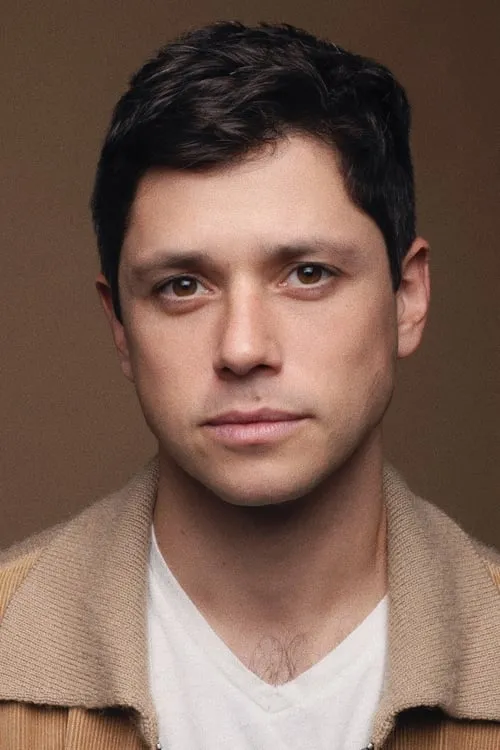 Ricky Ullman interpretando a Aziz