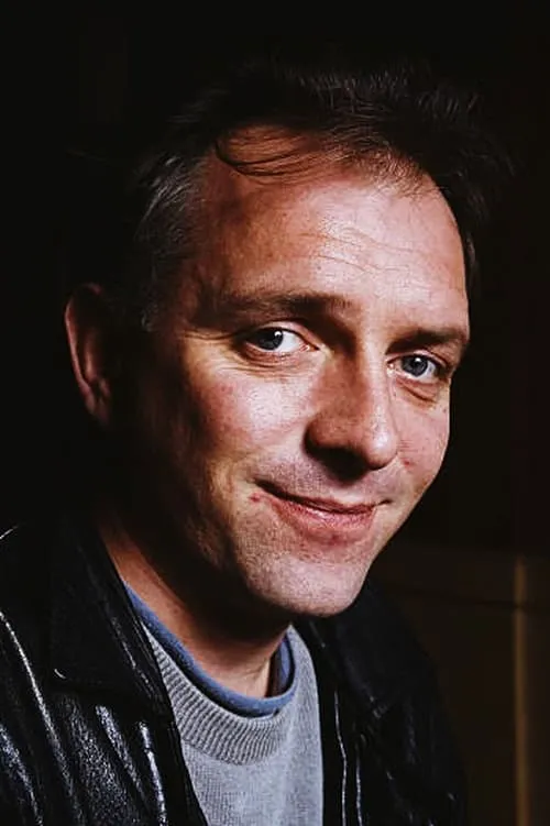 Rik Mayall interpretando a Toby