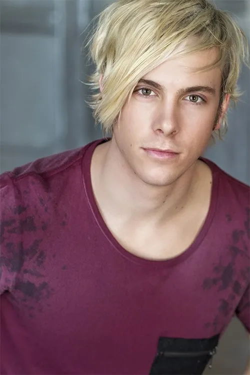 Riker Lynch interpretando a Greg Randle