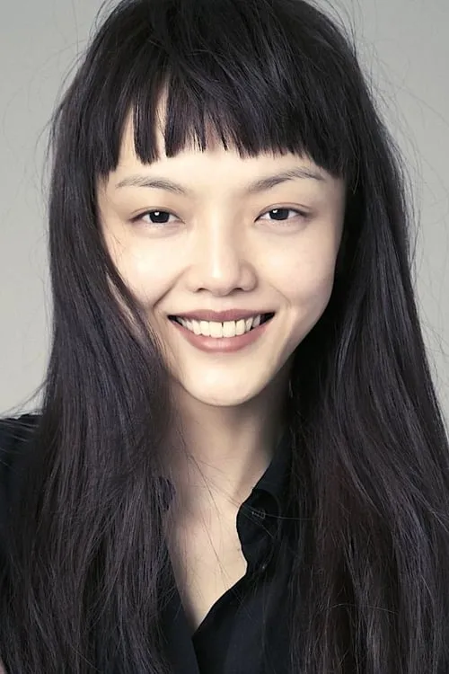 Rila Fukushima interpretando a Aiko Nishikaichi