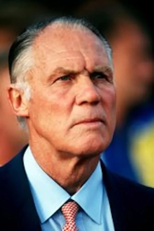 Rinus Michels interpretando a Himself