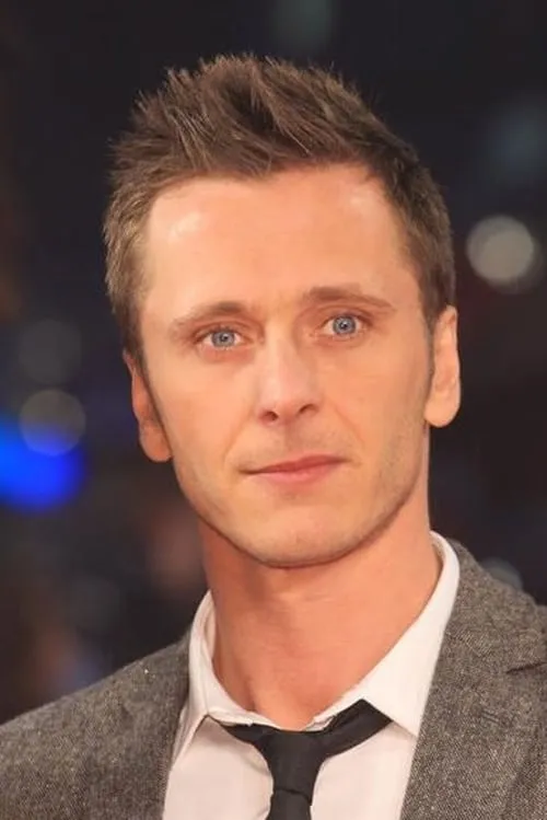 Ritchie Neville interpretando a Self