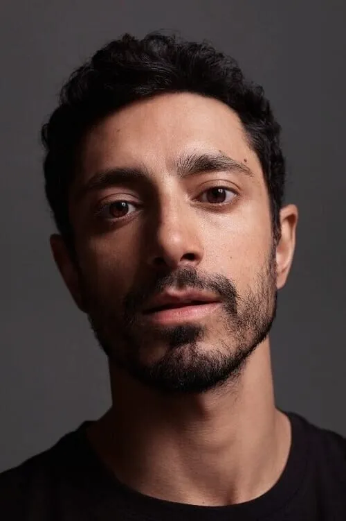 Riz Ahmed interpretando a Malik Khan