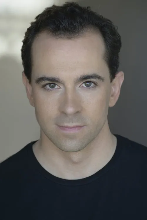 Rob McClure interpretando a 