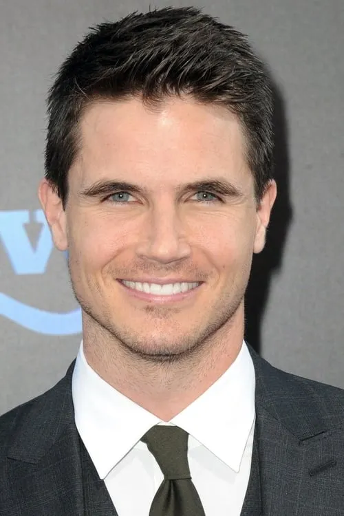 Robbie Amell interpretando a Andy Brazil