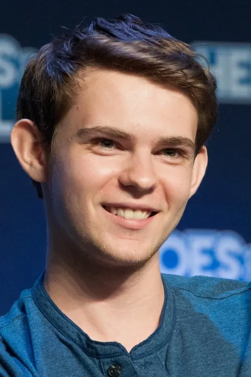 Robbie Kay interpretando a Arthur Relph