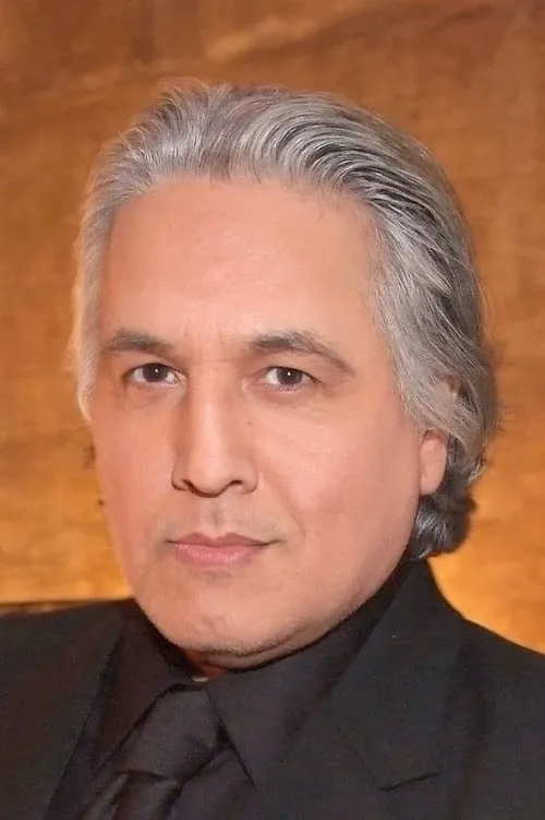 Robert Beltran interpretando a Father Juan