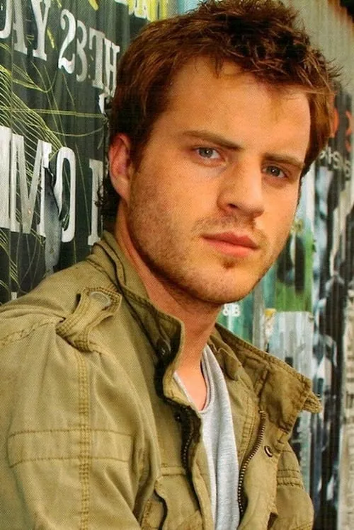 Robert Kazinsky interpretando a Chester