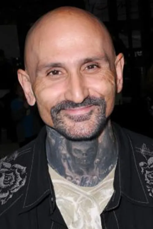 Robert LaSardo interpretando a Paulo