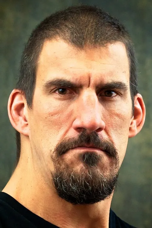 Robert Maillet interpretando a Lt. Aleksis Kaidanovsky