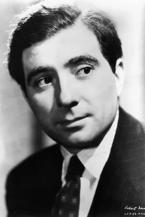 Robert Newton interpretando a Frank Crutchley