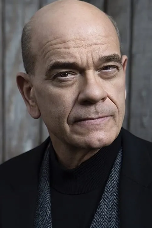 Robert Picardo interpretando a Theodore