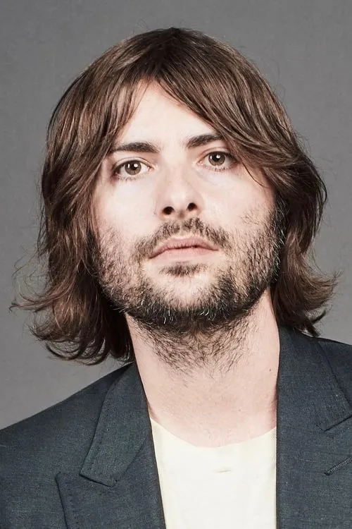 Robert Schwartzman interpretando a Greg