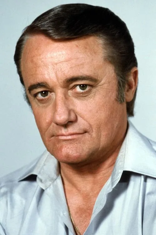 Robert Vaughn interpretando a Judge Mancini