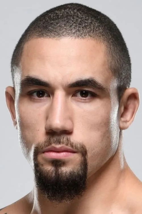 Robert Whittaker interpretando a Self